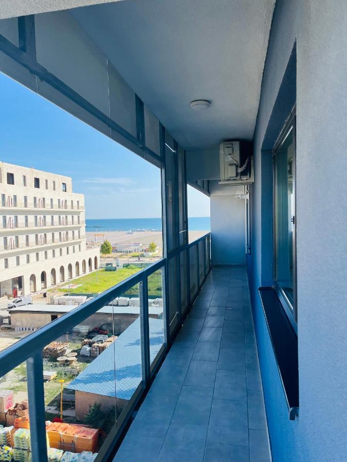 Beach Vibe Mamaia By The Sea Exterior photo
